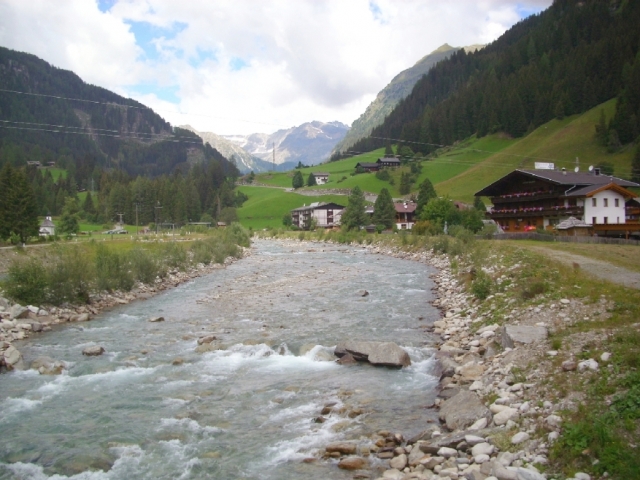 Im Tal rauscht die Schwarzach, ringsum laden majestätische Berge zu erquicklichen Herbst-Wanderungen