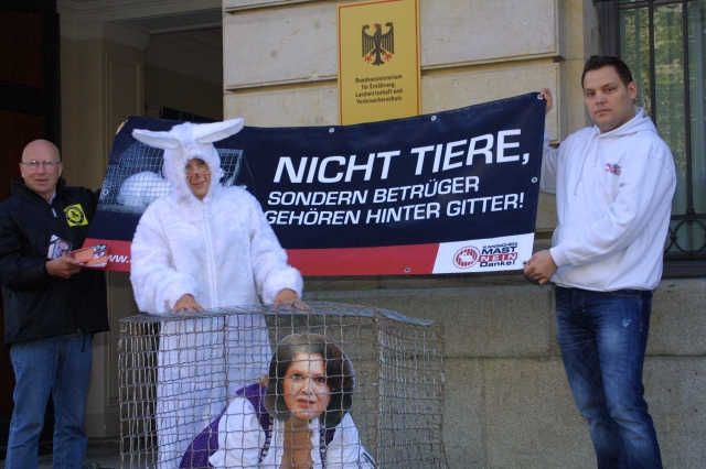 ?Nicht Tiere, sondern Betrüger gehören hinter Gitter?- Tierschützer sperren Ministerin Ilse Aigner i ?Nicht Tiere, sondern Betrüger gehören hinter Gitter?- Tierschützer sperren Ministerin Ilse Aigner i