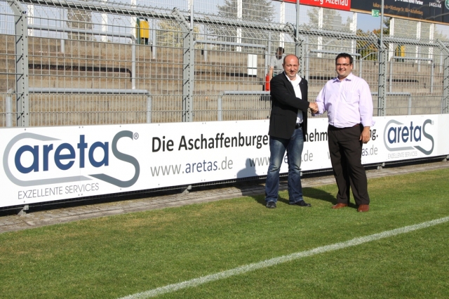 Sascha Schnobrich vom SV Viktoria (l.) mit Aretas-Geschäftsführer Martin Beims vor der Bandenwerbung