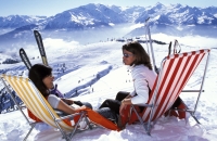 Skifahrerinnen beim Sonnen - © zellamsee-kaprun.com (Rudolfshof) 