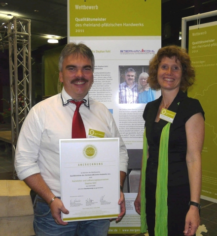 Kachelofenbauermeister Stephan Kohl erhält Auszeichnung von der rheinland-pfälzischen Wirtschaftsmin
