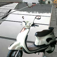 Parken und günstig fahren: Solarcarport und E-Roller Parken und günstig fahren: Solarcarport und E-Roller
