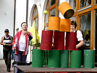 © Domus Mea: Spaß und Bewegung gab es auf der Terrasse beim Dosenwerfen.