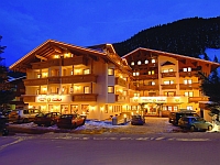 Außenansicht in der Dämmerung (Sport Vital Hotel Central)