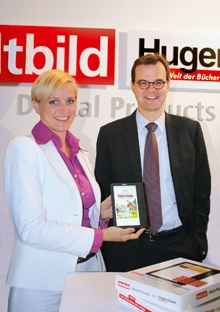 Günstiger Einstieg ins eBook-Lesen: Nina Hugendubel und Dr. Klaus Driever mit dem eReader 3.0