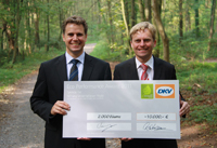 Oliver Bange, DKV Vertriebsdirektor Westeuropa, und Stiftungsgründer Rüdiger Kruse Oliver Bange, DKV Vertriebsdirektor Westeuropa, und Stiftungsgründer Rüdiger Kruse
