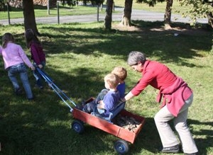 Viel Arbeit, aber vor allem viel Spaßmacht es allen, den Garten für das Fest vorzubereiten. Viel Arbeit, aber vor allem viel Spaßmacht es allen, den Garten für das Fest vorzubereiten.