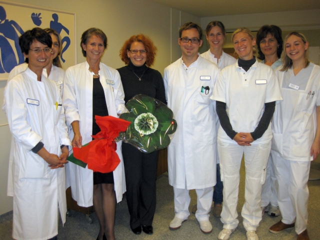 Prof. Dr. Hößund ihr Team vom Brustzentrum nehmen Spende von Britta Muzyk entgegen Prof. Dr. Hößund ihr Team vom Brustzentrum nehmen Spende von Britta Muzyk entgegen