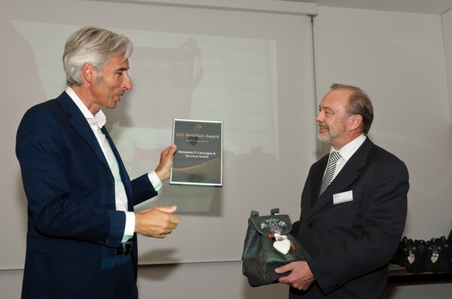 Andreas Obereder, Vorstandsvorsitzender der Atoss AG,überreicht Heinz Voss von Ratiodata IT-Lösungen Andreas Obereder, Vorstandsvorsitzender der Atoss AG,überreicht Heinz Voss von Ratiodata IT-Lösungen