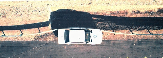 Durch ihr Nachgeben bietet eine Stahlschutzplanke Autoinsassen mehr Sicherheit bei einem Unfall. Durch ihr Nachgeben bietet eine Stahlschutzplanke Autoinsassen mehr Sicherheit bei einem Unfall.