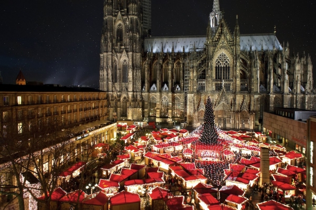 Blick auf den Weihnachtsmarkt am Kölner Dom