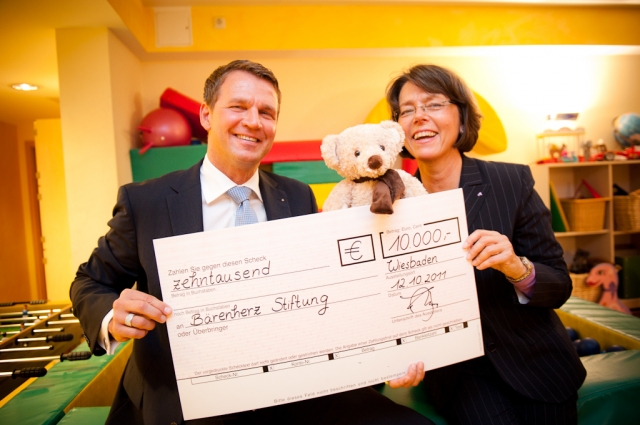 Thomas Pfaff, Vorstandsvorsitzender des S Brokers,überreichte Gabriele Ort, Geschäfts¬führerin der S