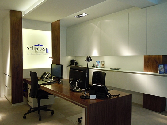 Offene Arbeitsbereiche und edle Materialen prägen das neue Erscheinungsbild von Schreurs Immobilien Offene Arbeitsbereiche und edle Materialen prägen das neue Erscheinungsbild von Schreurs Immobilien