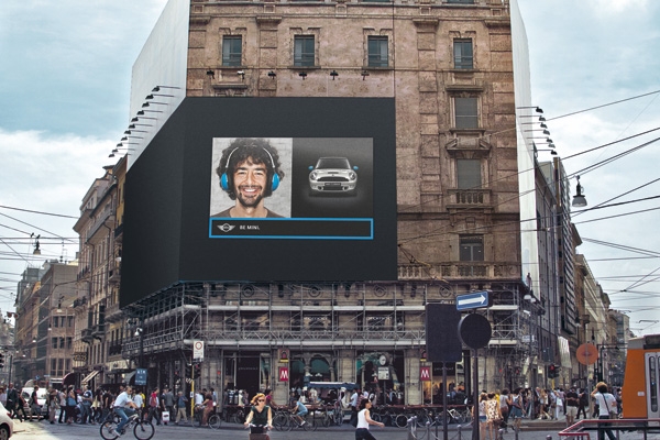 Billboard auf der Piazza del Duomo in Mailand Billboard auf der Piazza del Duomo in Mailand