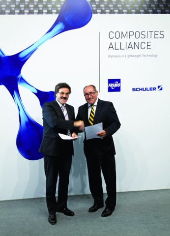Manfred Wischnewski, Geschäftsführer der Schuler SMG GmbH&Co. KG, und Hans-Günter Bayer besiegeln di Manfred Wischnewski, Geschäftsführer der Schuler SMG GmbH&Co. KG, und Hans-Günter Bayer besiegeln di