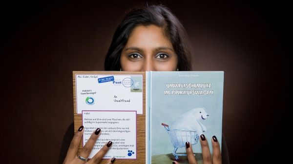 Autorin Kavitha Rasch liest die Geschichte von Melissa Mehrweg und Elvis Einweg. Autorin Kavitha Rasch liest die Geschichte von Melissa Mehrweg und Elvis Einweg.