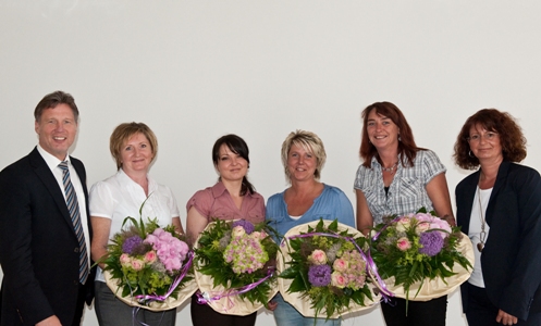 Jürgen Urban. Gesellschafter (links) und Heike Eltze, Geschäftsführerin (rechts) gratulieren den gep Jürgen Urban. Gesellschafter (links) und Heike Eltze, Geschäftsführerin (rechts) gratulieren den gep