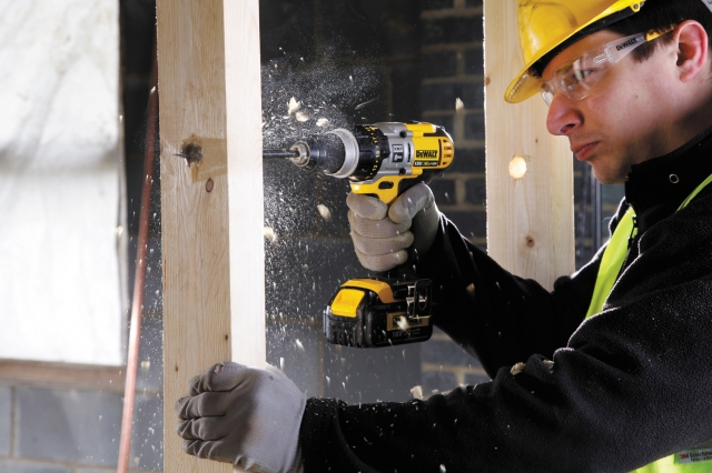 Mit den 14,4 und 18,0 Volt Bohr- und Schlagbohrschraubern der neuen XR-Akku-Familie von DEWALT sind Mit den 14,4 und 18,0 Volt Bohr- und Schlagbohrschraubern der neuen XR-Akku-Familie von DEWALT sind