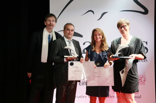 Der Festival-Direktor Alexander V. Kammel und die glücklichen Grand Prix-Gewinner Der Festival-Direktor Alexander V. Kammel und die glücklichen Grand Prix-Gewinner