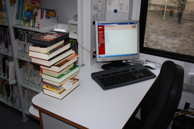 Dieser Computerarbeitsplatz im Bücherbus istüber die M2M-Technologie von Marcant mit dem Zentralrech Dieser Computerarbeitsplatz im Bücherbus istüber die M2M-Technologie von Marcant mit dem Zentralrech