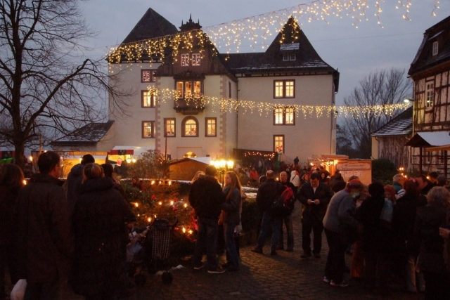 Im weihnachtlich geschmückten Schloss Fürstenberg schmecken Glühwein und Schmalzkuchen besonders gut Im weihnachtlich geschmückten Schloss Fürstenberg schmecken Glühwein und Schmalzkuchen besonders gut