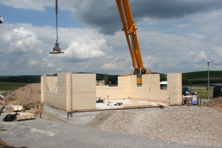 Schneller Blockhausbausatz: Nach einem halben Tag steht schon das Erdgeschoss! Schneller Blockhausbausatz: Nach einem halben Tag steht schon das Erdgeschoss!