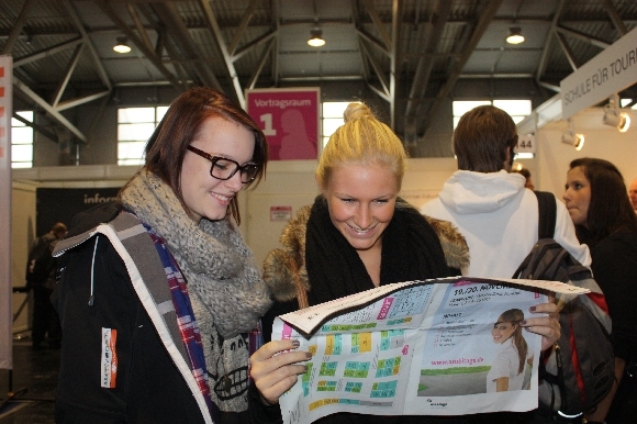 Gut vorbereitet mit der Messezeitung der azubi-&studientage Frankfurt Gut vorbereitet mit der Messezeitung der azubi-&studientage Frankfurt