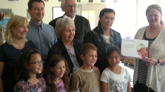 Übergabe des ersten Zahnrettungspaketes durch die Zahnärzte-Initiative Remscheid und Bürgerstiftung Übergabe des ersten Zahnrettungspaketes durch die Zahnärzte-Initiative Remscheid und Bürgerstiftung