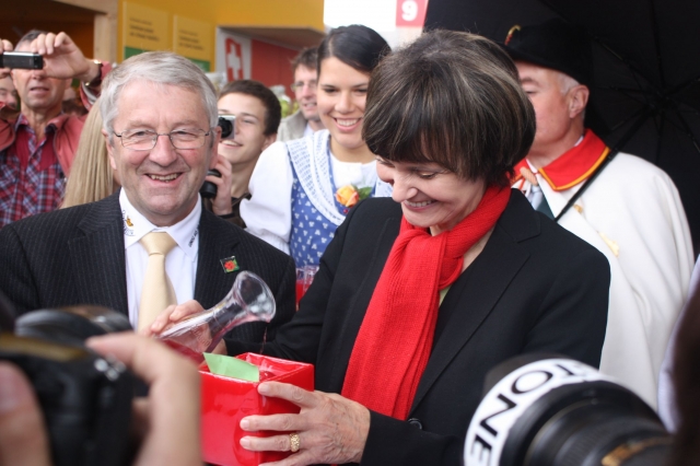 Micheline Calmy-Rey tauft neuen Redlove® Micheline Calmy-Rey tauft neuen Redlove®