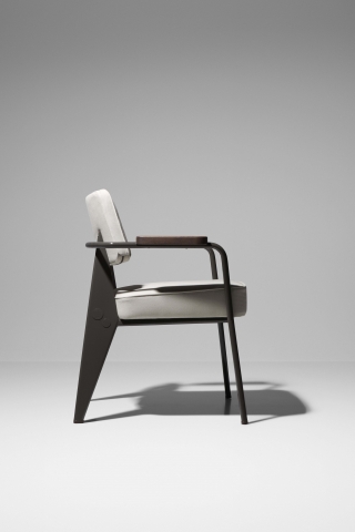 FAUTEUIL DIRECTION 1951, Prouve? RAW Special Edition © Vitra, www.vitra.com Im Gegensatz zum farbint FAUTEUIL DIRECTION 1951, Prouve? RAW Special Edition © Vitra, www.vitra.com Im Gegensatz zum farbint