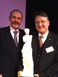 Strahlende Gewinner: Harald Schmitt, Director Operations, und Tillmann Hahn Strahlende Gewinner: Harald Schmitt, Director Operations, und Tillmann Hahn
