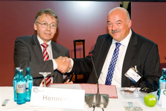 Harald Neuhaus und Martin Hennerici (v.l.) unterzeichnen Kooperationsvertrag