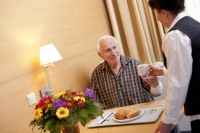 Patient und Servicemitarbeiterin im SRH Kurpfalzkrankenhaus Heidelberg  (Quelle: SRH)