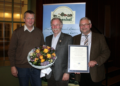 Josef Töniges erhält die silberne Ehrennadel des Deutschen Raiffeisenverbands Josef Töniges erhält die silberne Ehrennadel des Deutschen Raiffeisenverbands