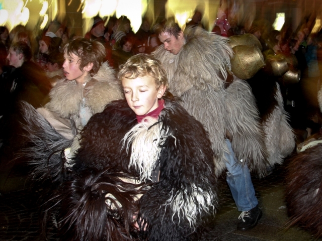 Glücklich geschafft: Kinder-Krampusse nach einem langen Nikolaustag. Glücklich geschafft: Kinder-Krampusse nach einem langen Nikolaustag.