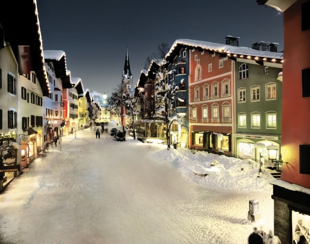 First-Class-Shopping in den verschneiten Gassen Kitzbühels historischer Altstadt. Die mondänen Desig First-Class-Shopping in den verschneiten Gassen Kitzbühels historischer Altstadt. Die mondänen Desig