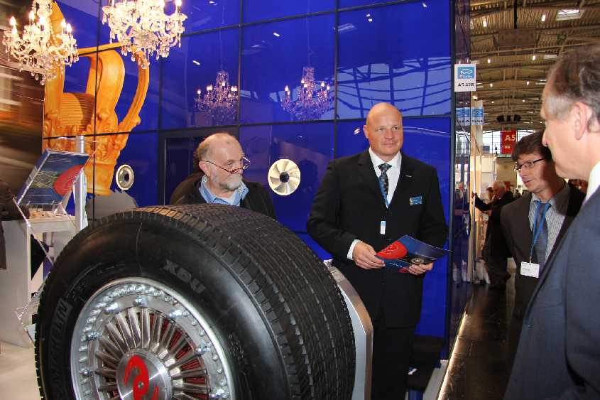Das Interesse der Messebesucher auf der Münchner eCarTec an einem Radnabenantrieb für Nutzfahrzeuge Das Interesse der Messebesucher auf der Münchner eCarTec an einem Radnabenantrieb für Nutzfahrzeuge