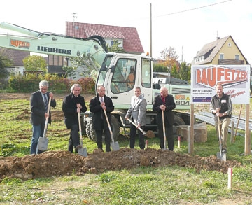Strahlende Gesichter beim Spatenstich