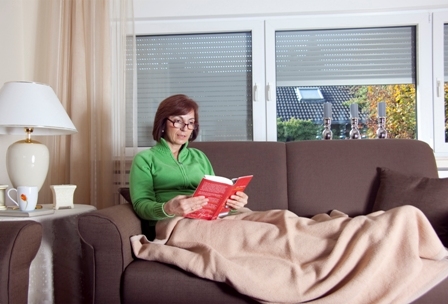 Entspannt lesen ohne störendes Blendlicht: Sonnenschutzprodukte schirmen Blendungen ab und lassen tr