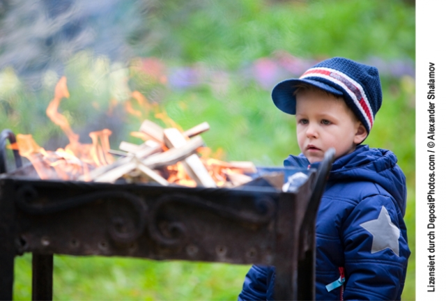 Die magnetische Wirkung des Feuers... Die Kleinen sind fasziniert Die magnetische Wirkung des Feuers... Die Kleinen sind fasziniert