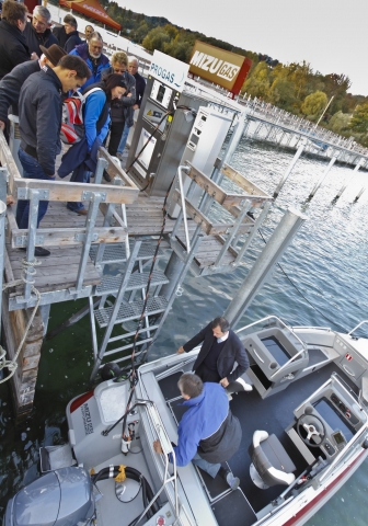 Manfred Ebert (Boot, r.), PROGAS-Verkaufsleiter, wirft ein genaues Auge auf den Tankvorgang. Gaienho Manfred Ebert (Boot, r.), PROGAS-Verkaufsleiter, wirft ein genaues Auge auf den Tankvorgang. Gaienho