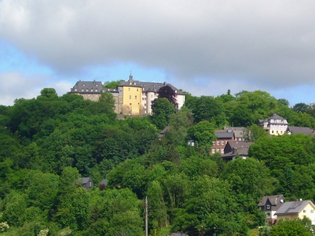 Schon von Weitem aus dem Siegtal sichtbar: die Freusburg. Schon von Weitem aus dem Siegtal sichtbar: die Freusburg.