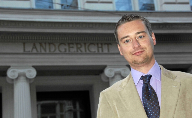 Jan Peifer vor dem Landgericht in Bonn