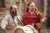 Stilecht ist die Musik beim Mittelalterfest rund um Schloss Ludwigsburg am Greifswalder Bodden im No