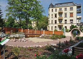 Der Garten des Lebens neben der Klinik ProLeben zeigt Elemente zur inneren Heilung auf andere Art.