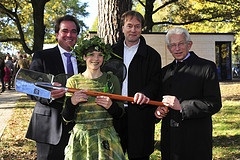Rolf Schneider (Repräsentant der conwert Immobilen Gruppe), Wald-Elfe Stephanie, Hans Christof Ernst Rolf Schneider (Repräsentant der conwert Immobilen Gruppe), Wald-Elfe Stephanie, Hans Christof Ernst