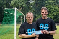 Gewinner Dietmar Fröhlich und Gutjahr-Geschäftsführer Ralph Johann bei der Preisübergabe Gewinner Dietmar Fröhlich und Gutjahr-Geschäftsführer Ralph Johann bei der Preisübergabe