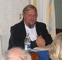 Otmar Schnurr begeistert die Gäste im CJD Jugenddorf Offenburg (Bild: wort.laut). Otmar Schnurr begeistert die Gäste im CJD Jugenddorf Offenburg (Bild: wort.laut).