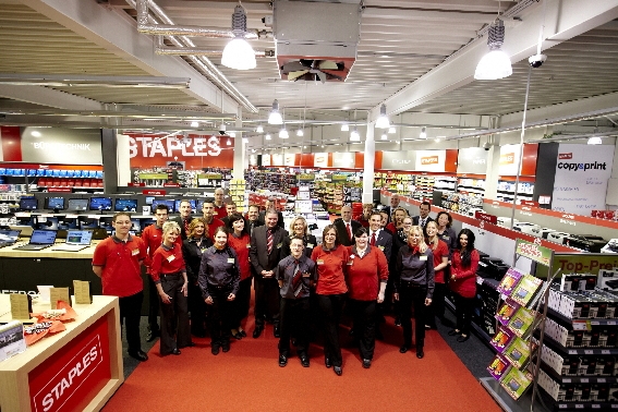 Freuen sich auf neue Kunden: STAPLES Filialleiterin Stephanie Sorgenfrei (Mitte) und ihr Team in der Freuen sich auf neue Kunden: STAPLES Filialleiterin Stephanie Sorgenfrei (Mitte) und ihr Team in der