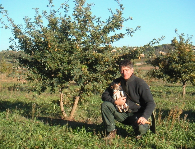 Trüffelzüchter Michel mit Suchhündin Roquette